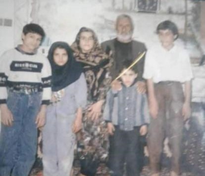 Jawed Golagha (l.) im Alter von etwa zwölf Jahren mit seinen Eltern und seinen drei Geschwistern in Kabul. Es ist das einzige Foto, das er aus dieser Zeit besitzt.