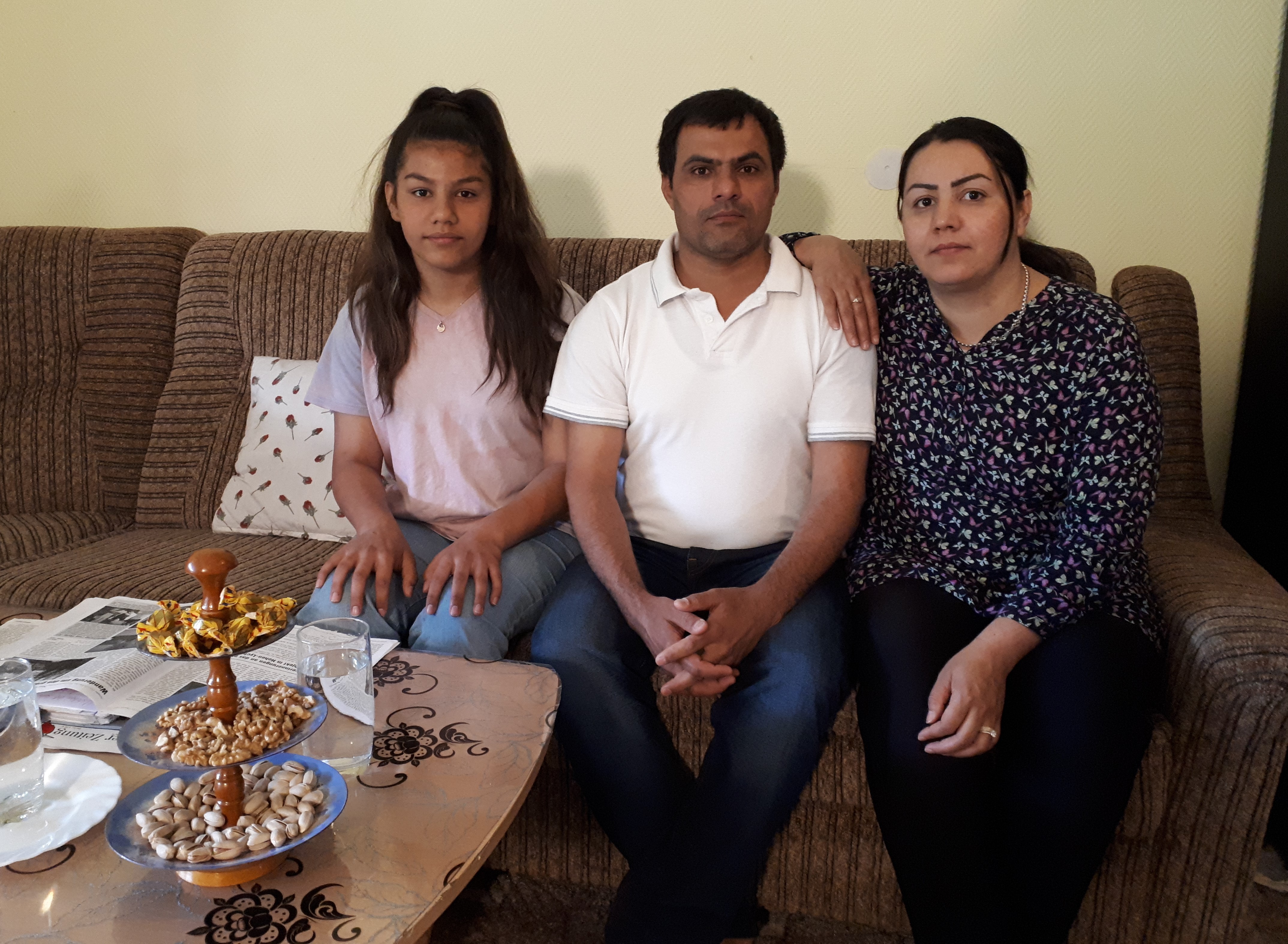 Jawed Golagha mit seiner Frau Elaha und der ältesten Tochter Bahara in ihrer Drei-Zimmer-Wohnung im Lychener Sonnenhof.