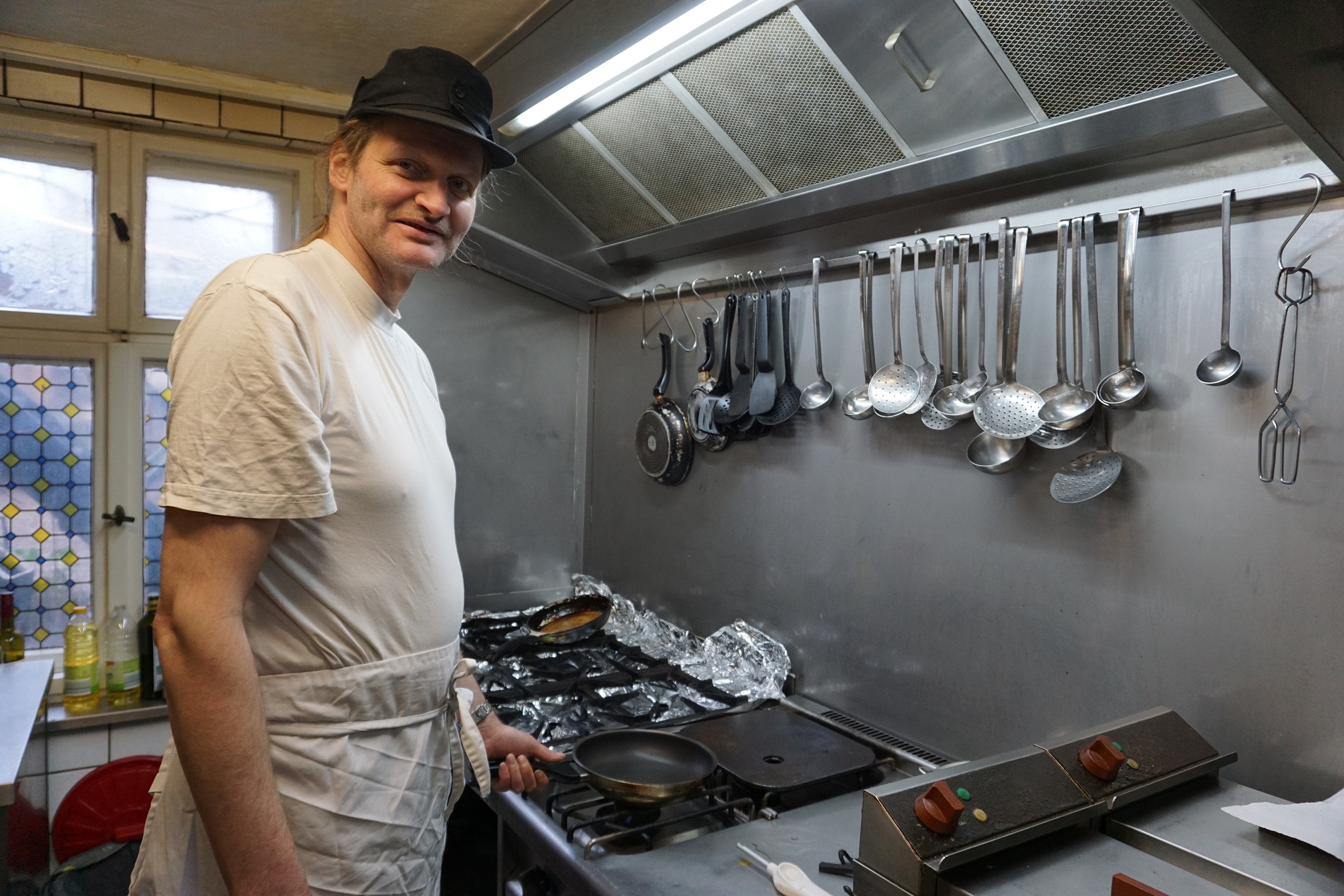 Marcus Pinnow in seiner Küche im "Gasthof am Stadttor" in Lychen